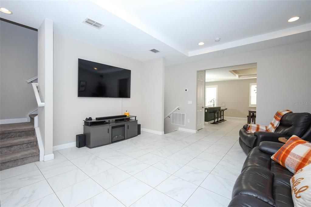 For Sale: $399,900 (3 beds, 3 baths, 1989 Square Feet)