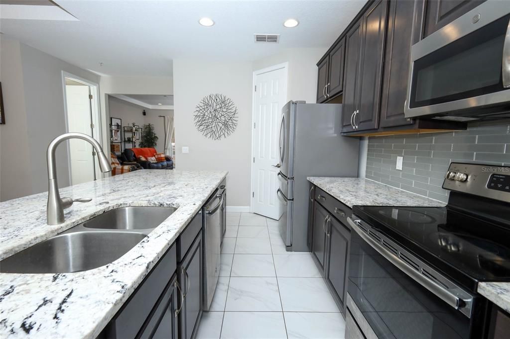 For Sale: $399,900 (3 beds, 3 baths, 1989 Square Feet)