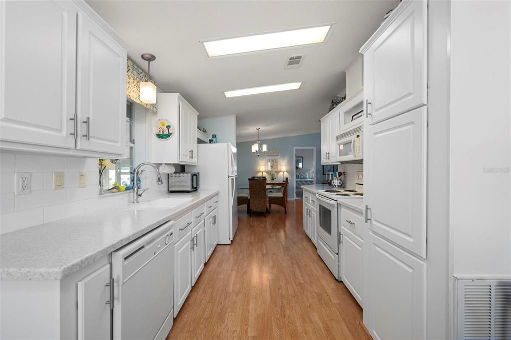 For Sale: $235,000 (2 beds, 2 baths, 1269 Square Feet)