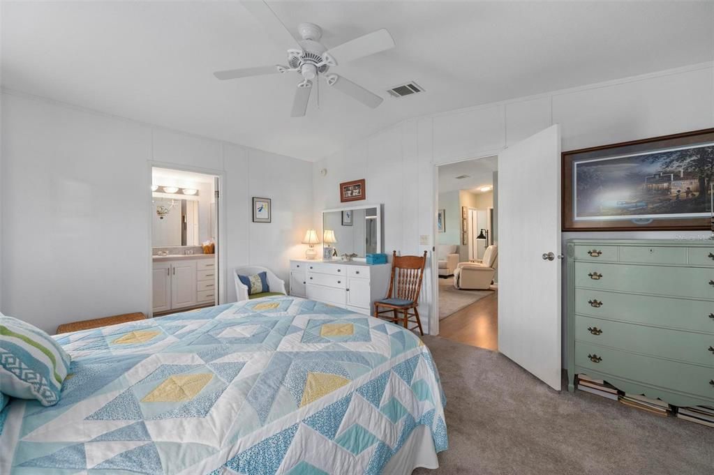 For Sale: $235,000 (2 beds, 2 baths, 1269 Square Feet)