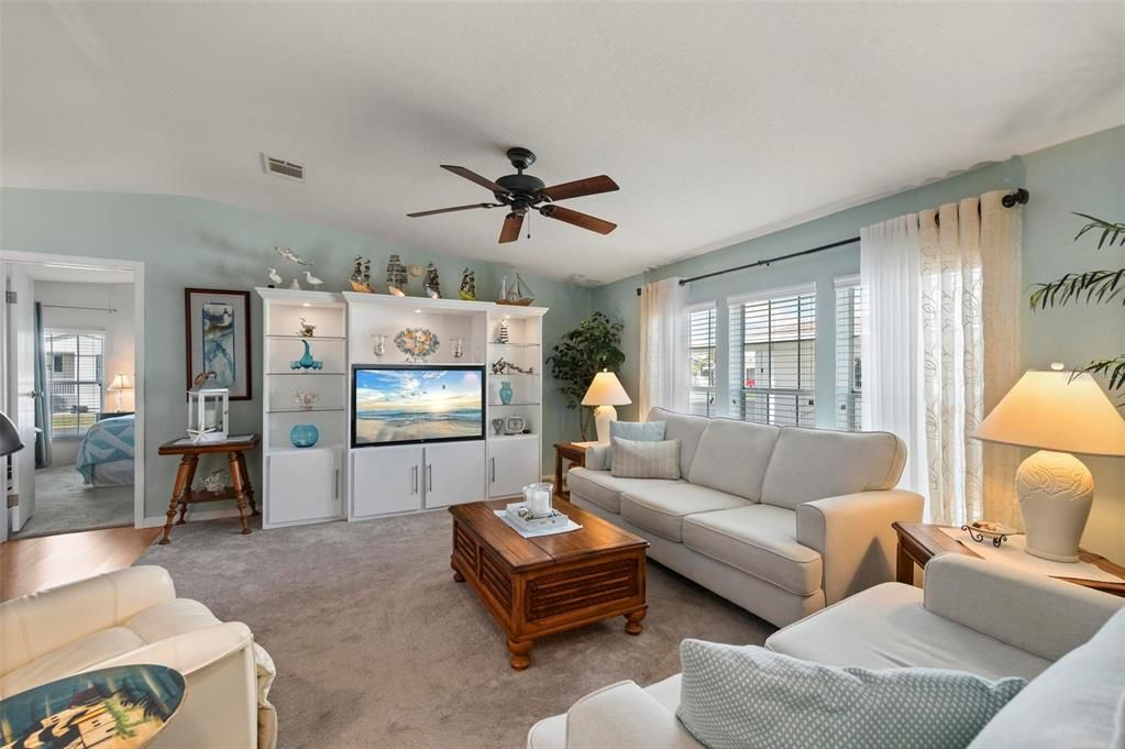 For Sale: $235,000 (2 beds, 2 baths, 1269 Square Feet)