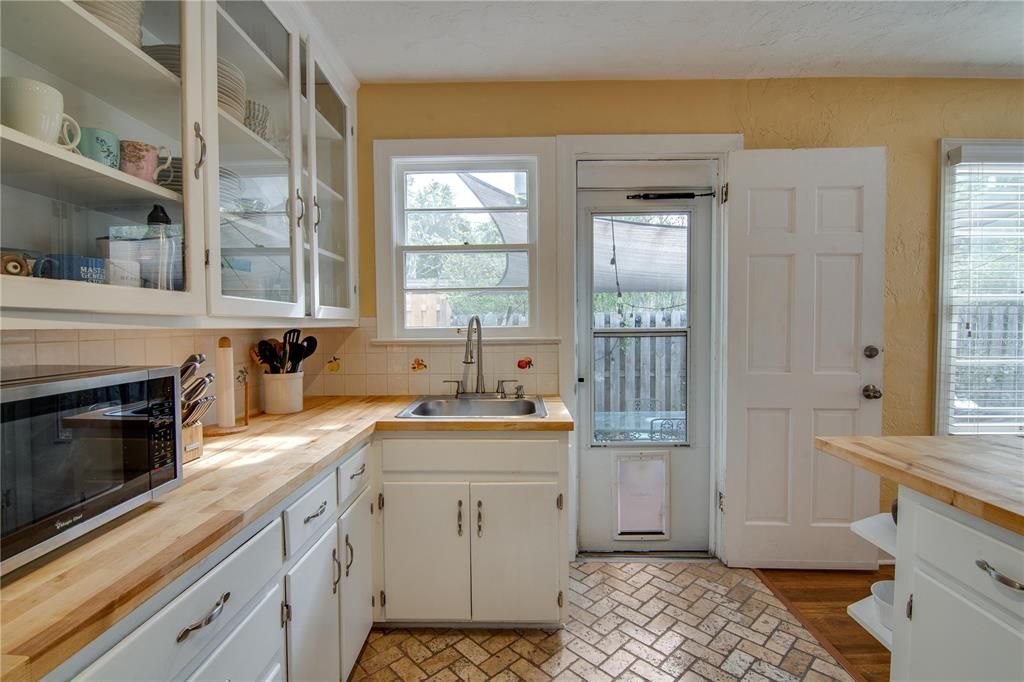 For Rent: $2,600 (4 beds, 2 baths, 1402 Square Feet)