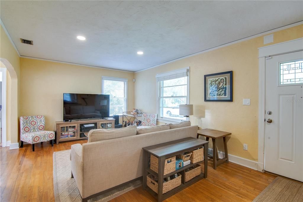 For Rent: $2,600 (4 beds, 2 baths, 1402 Square Feet)