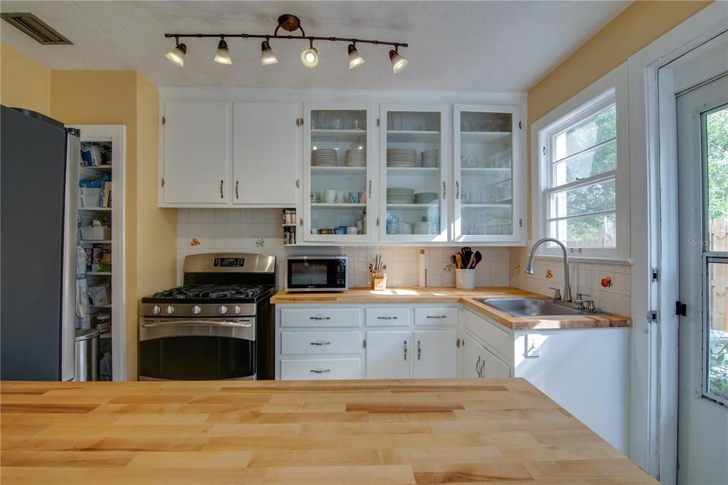 For Rent: $2,600 (4 beds, 2 baths, 1402 Square Feet)