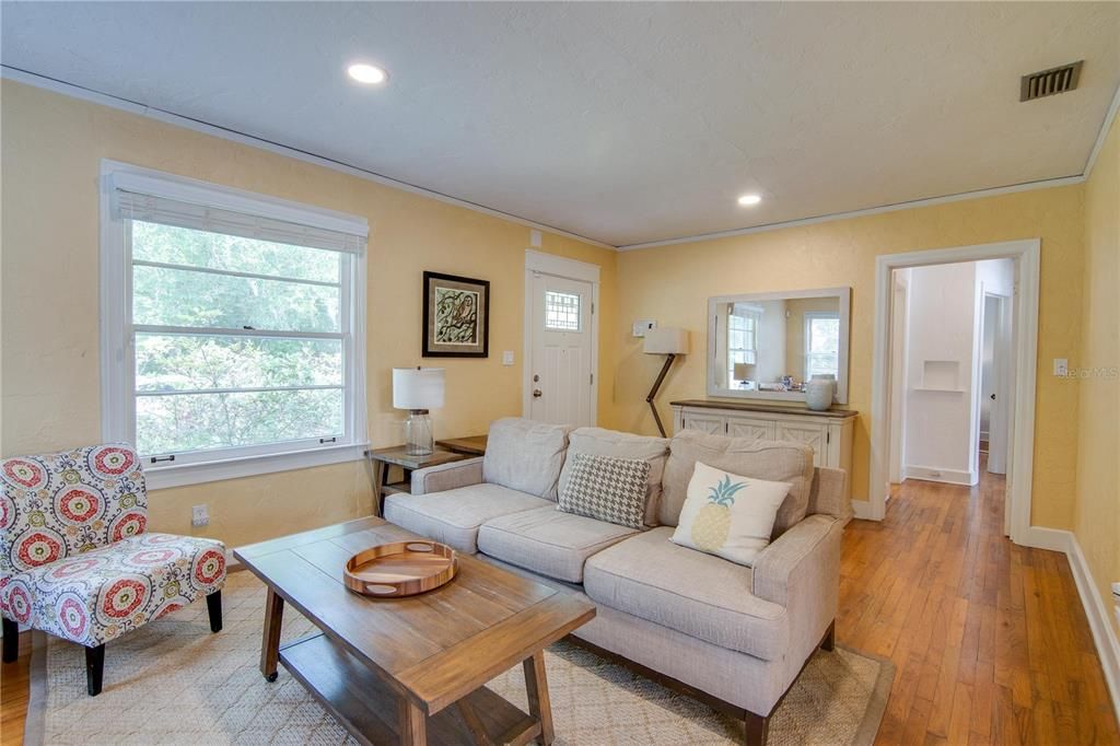 For Rent: $2,600 (4 beds, 2 baths, 1402 Square Feet)