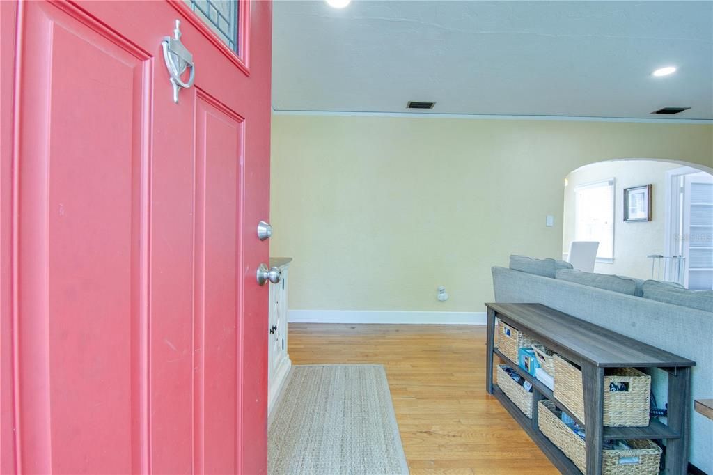 For Rent: $2,600 (4 beds, 2 baths, 1402 Square Feet)