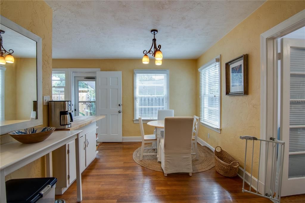 For Rent: $2,600 (4 beds, 2 baths, 1402 Square Feet)