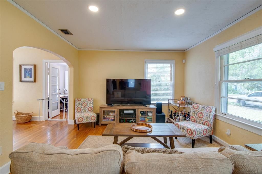 For Rent: $2,600 (4 beds, 2 baths, 1402 Square Feet)