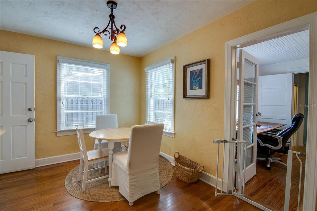 For Rent: $2,600 (4 beds, 2 baths, 1402 Square Feet)