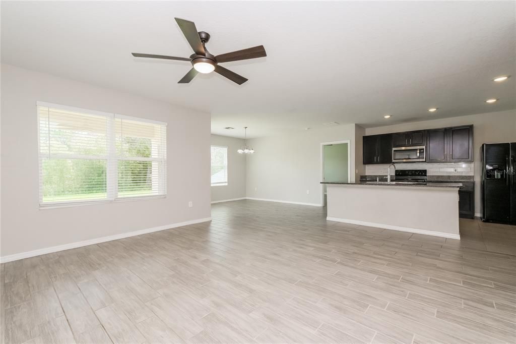 Под контрактом: $2,310 (3 спален, 2 ванн, 1690 Квадратных фут)