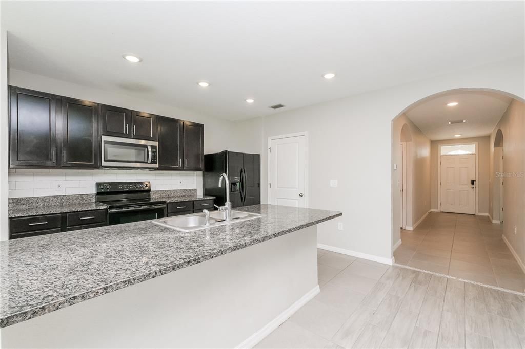 Под контрактом: $2,310 (3 спален, 2 ванн, 1690 Квадратных фут)