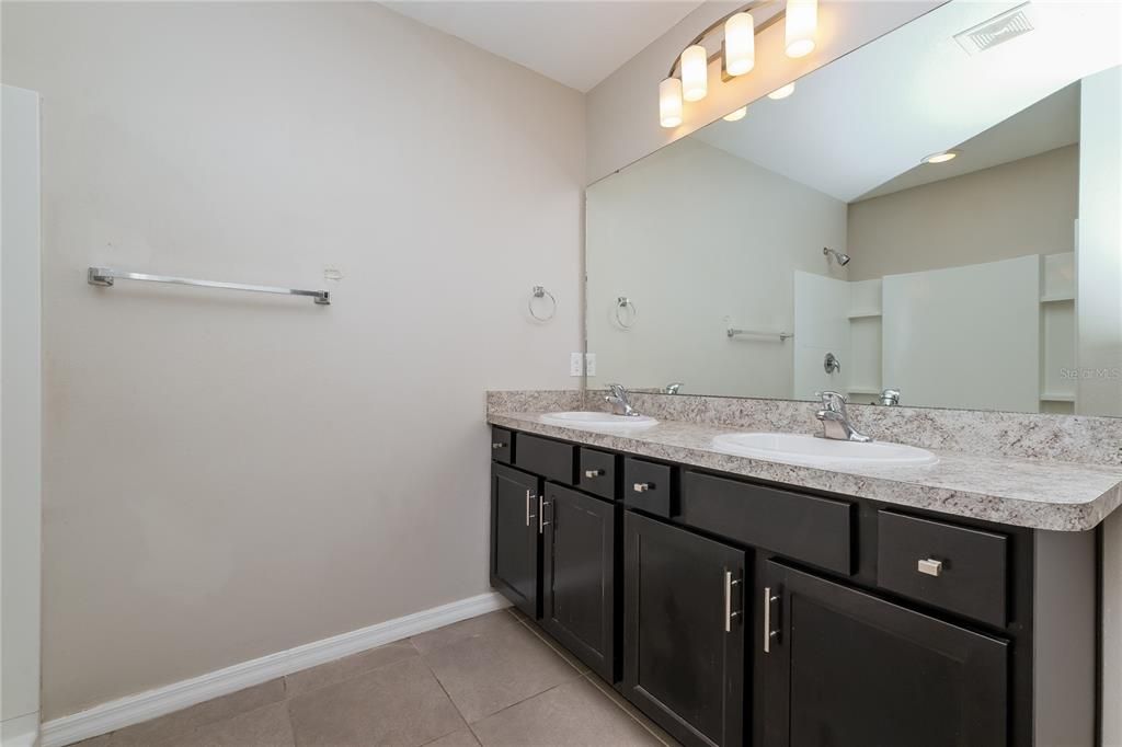 Под контрактом: $2,310 (3 спален, 2 ванн, 1690 Квадратных фут)