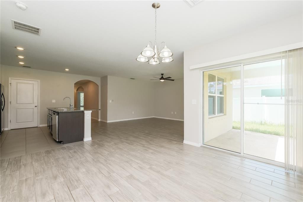 Под контрактом: $2,310 (3 спален, 2 ванн, 1690 Квадратных фут)