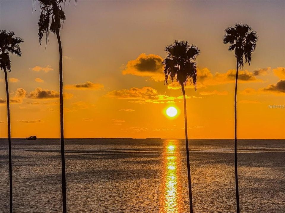 For Sale: $1,099,900 (3 beds, 3 baths, 2648 Square Feet)