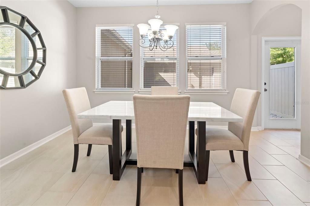 Под контрактом: $350,000 (3 спален, 2 ванн, 1440 Квадратных фут)