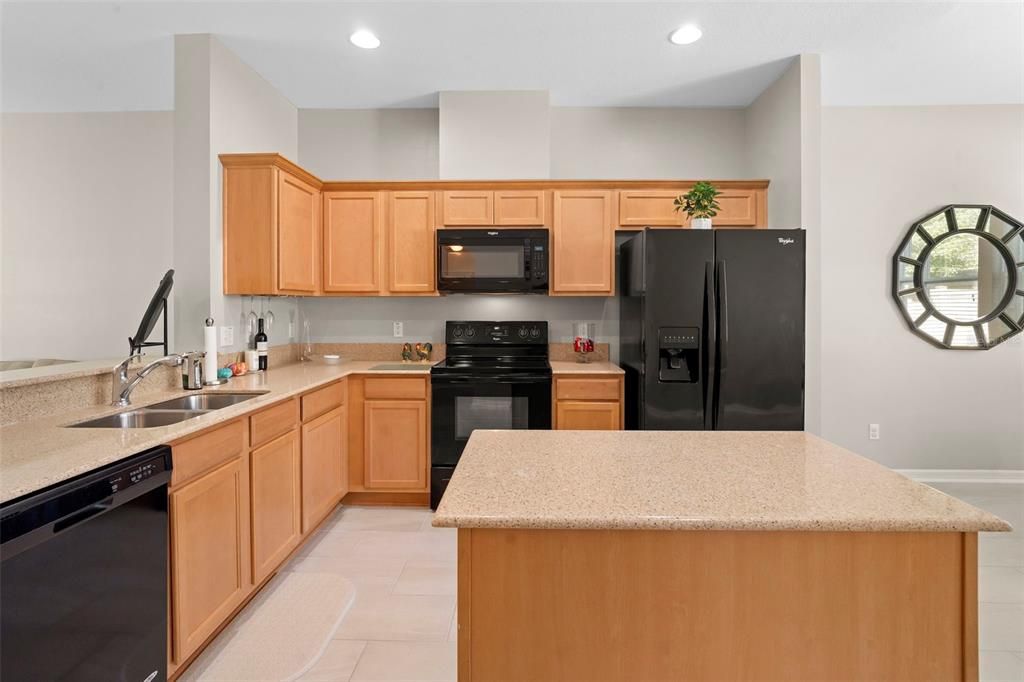 Под контрактом: $350,000 (3 спален, 2 ванн, 1440 Квадратных фут)