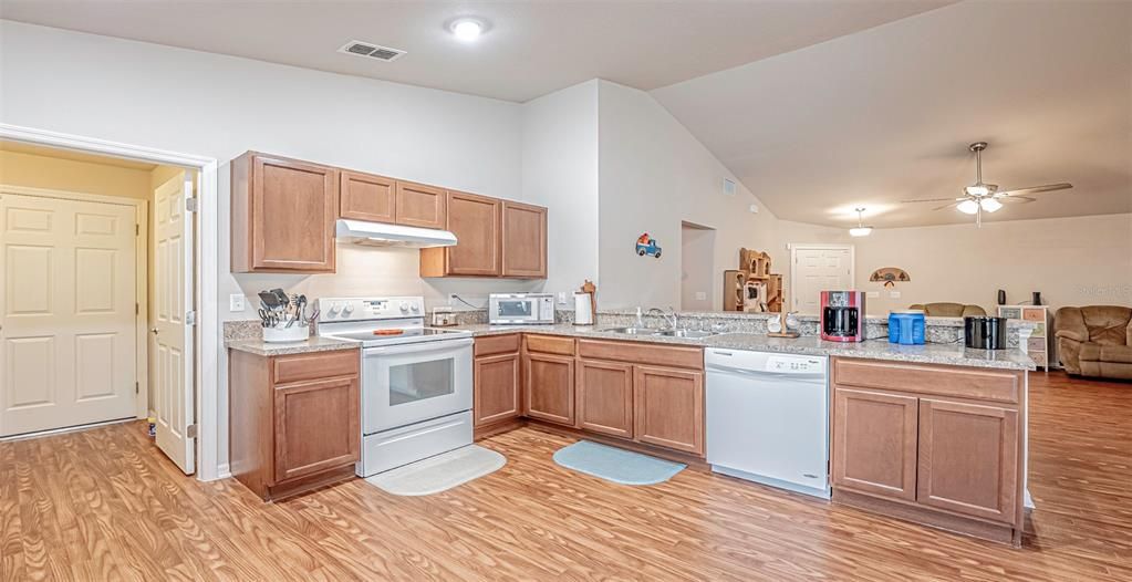 For Sale: $295,000 (3 beds, 2 baths, 1468 Square Feet)