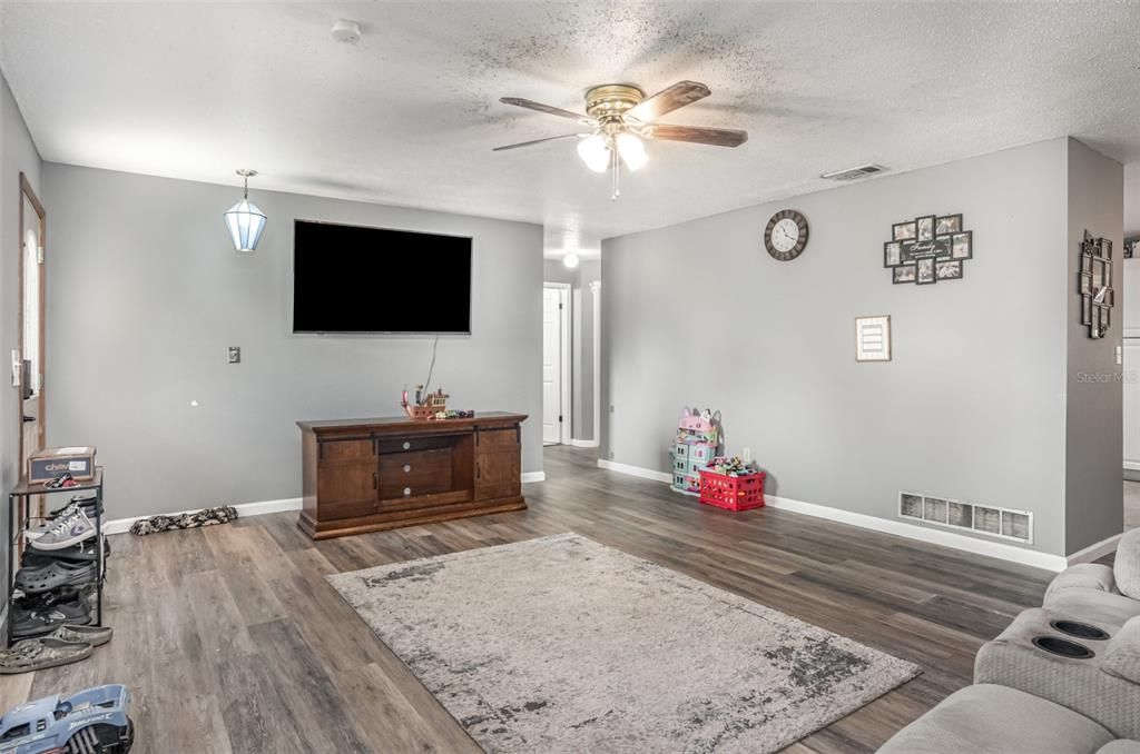 For Sale: $320,000 (3 beds, 2 baths, 2086 Square Feet)