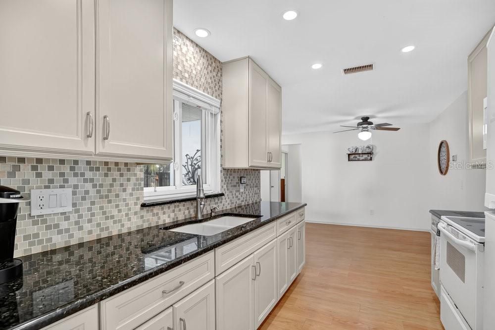 合同活跃: $350,000 (3 贝兹, 2 浴室, 1430 平方英尺)