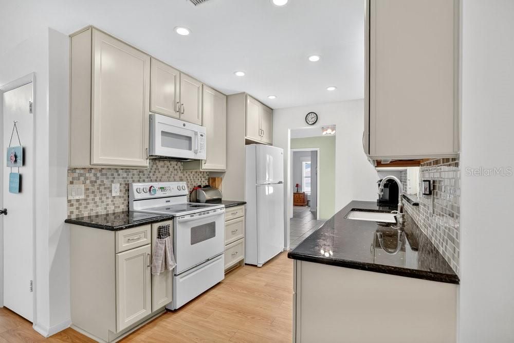 合同活跃: $350,000 (3 贝兹, 2 浴室, 1430 平方英尺)