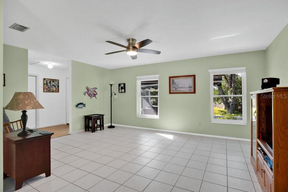 合同活跃: $350,000 (3 贝兹, 2 浴室, 1430 平方英尺)