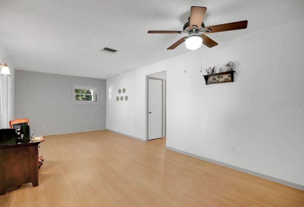 合同活跃: $350,000 (3 贝兹, 2 浴室, 1430 平方英尺)