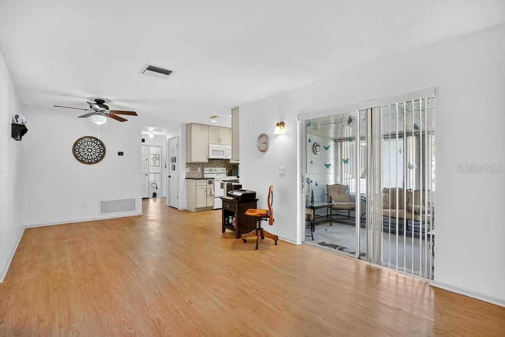 合同活跃: $350,000 (3 贝兹, 2 浴室, 1430 平方英尺)