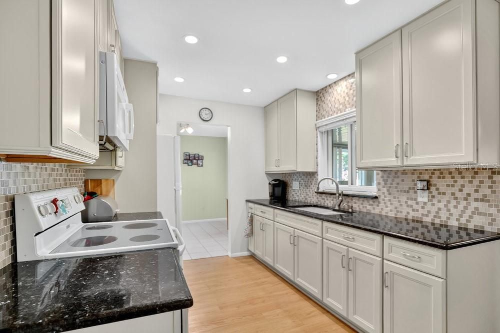 合同活跃: $350,000 (3 贝兹, 2 浴室, 1430 平方英尺)