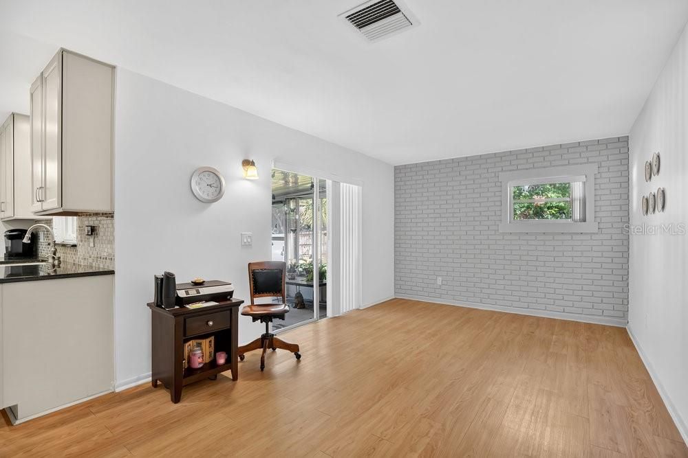 合同活跃: $350,000 (3 贝兹, 2 浴室, 1430 平方英尺)