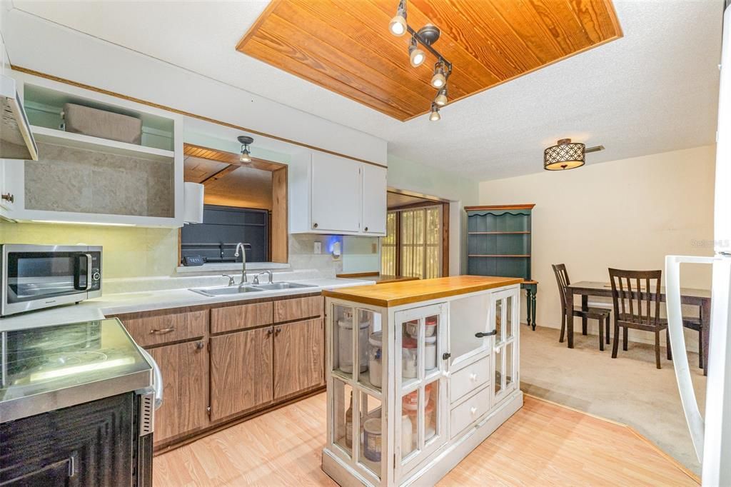 Под контрактом: $175,000 (2 спален, 2 ванн, 939 Квадратных фут)