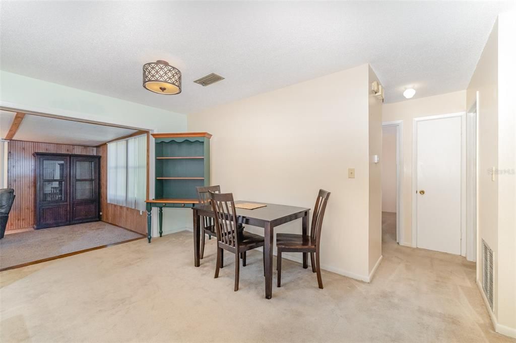 Под контрактом: $175,000 (2 спален, 2 ванн, 939 Квадратных фут)