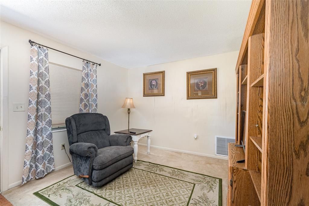 Под контрактом: $175,000 (2 спален, 2 ванн, 939 Квадратных фут)