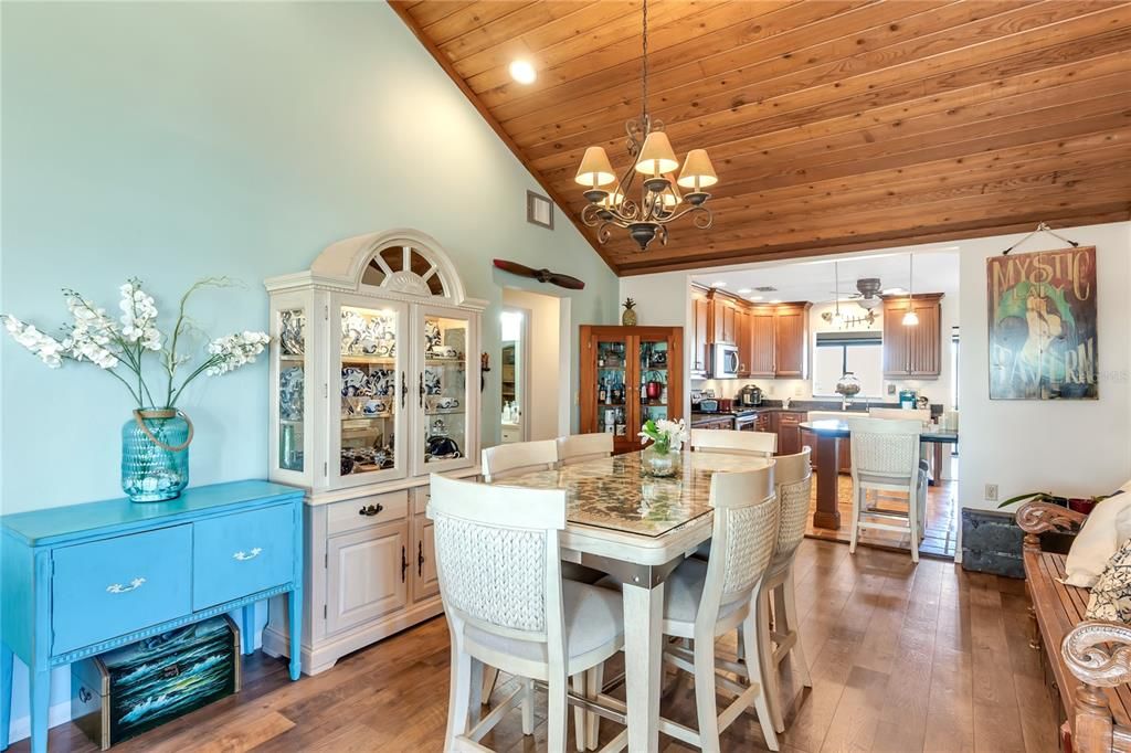 На продажу: $459,000 (2 спален, 2 ванн, 1761 Квадратных фут)