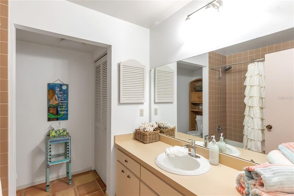 На продажу: $459,000 (2 спален, 2 ванн, 1761 Квадратных фут)