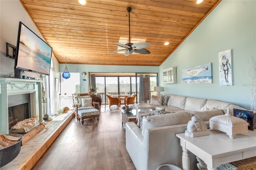 На продажу: $459,000 (2 спален, 2 ванн, 1761 Квадратных фут)