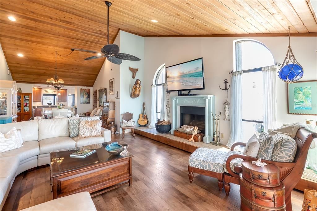 На продажу: $459,000 (2 спален, 2 ванн, 1761 Квадратных фут)