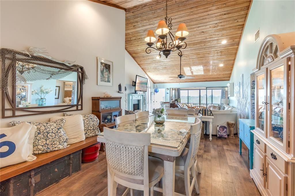 На продажу: $459,000 (2 спален, 2 ванн, 1761 Квадратных фут)