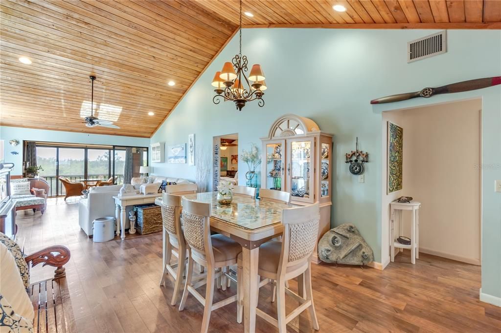 На продажу: $459,000 (2 спален, 2 ванн, 1761 Квадратных фут)