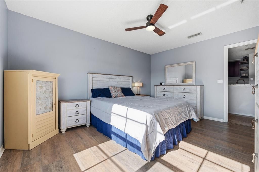 For Sale: $245,000 (2 beds, 2 baths, 975 Square Feet)