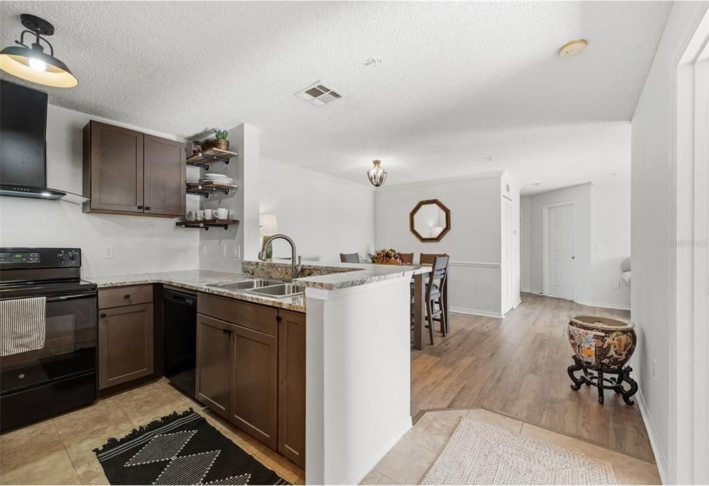 For Sale: $245,000 (2 beds, 2 baths, 975 Square Feet)