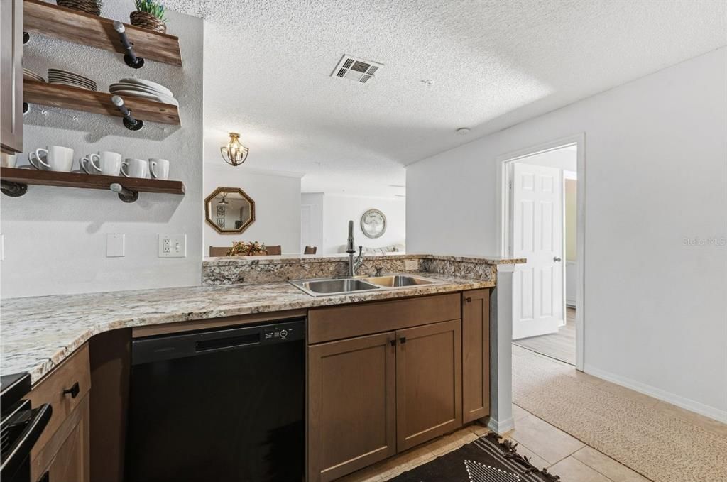 For Sale: $245,000 (2 beds, 2 baths, 975 Square Feet)