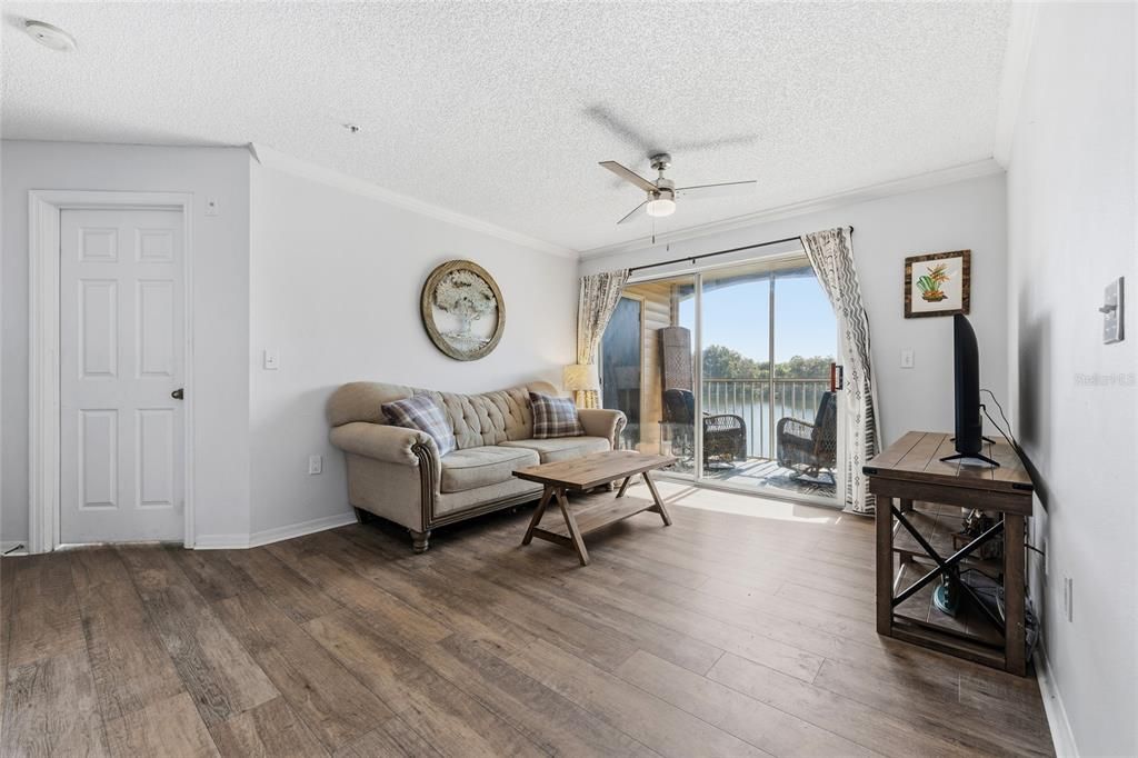 For Sale: $245,000 (2 beds, 2 baths, 975 Square Feet)