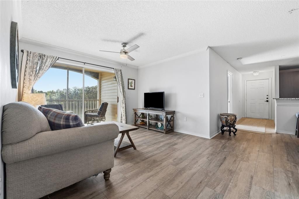 For Sale: $245,000 (2 beds, 2 baths, 975 Square Feet)