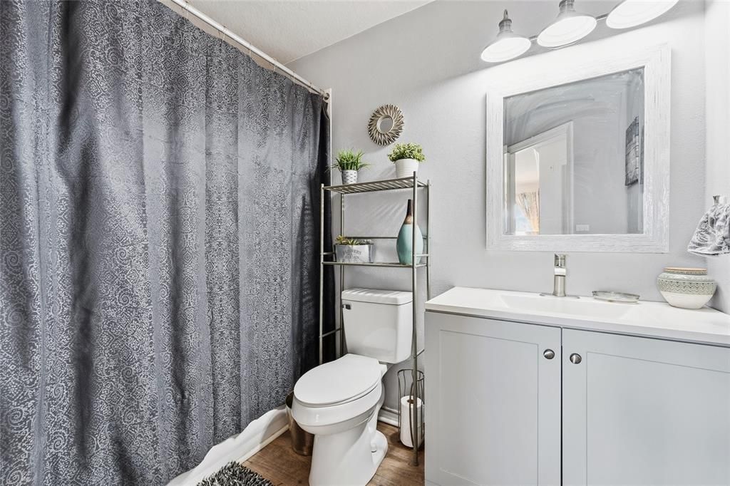 For Sale: $245,000 (2 beds, 2 baths, 975 Square Feet)