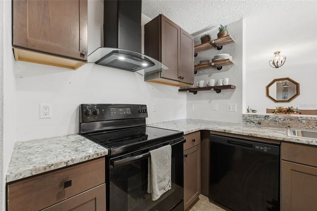 For Sale: $245,000 (2 beds, 2 baths, 975 Square Feet)