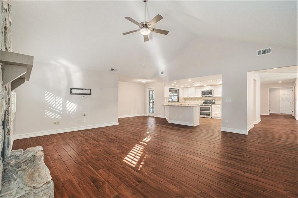 出租: $4,400 (4 贝兹, 2 浴室, 2406 平方英尺)