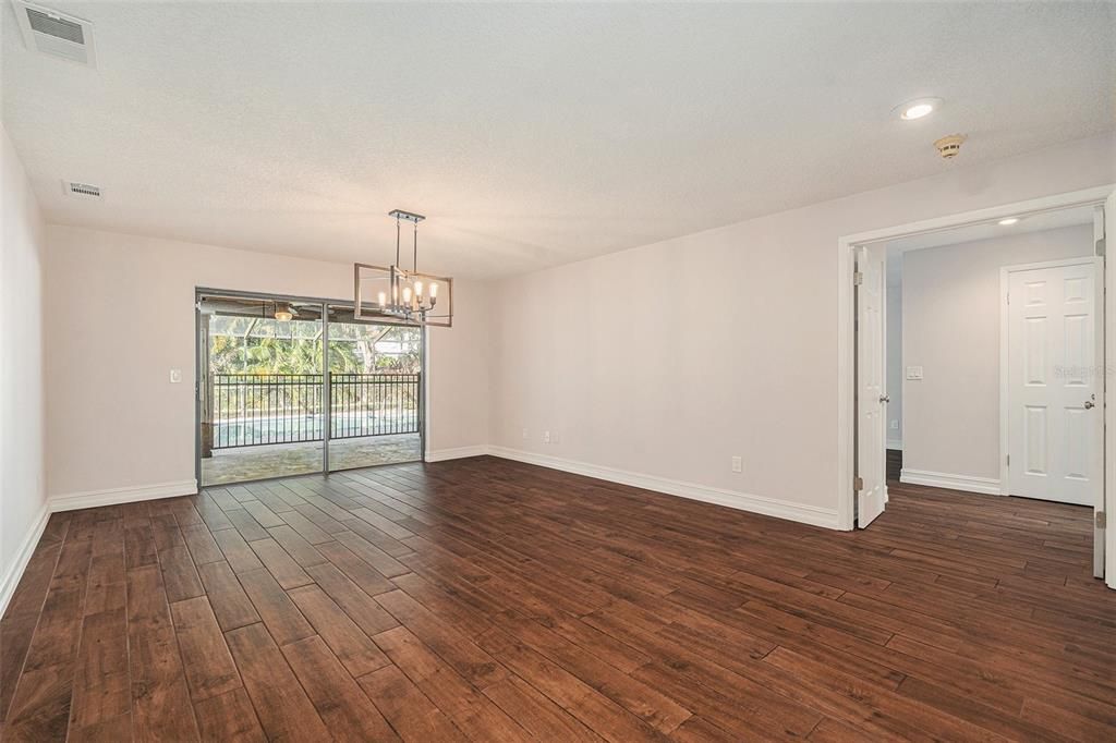 出租: $4,400 (4 贝兹, 2 浴室, 2406 平方英尺)