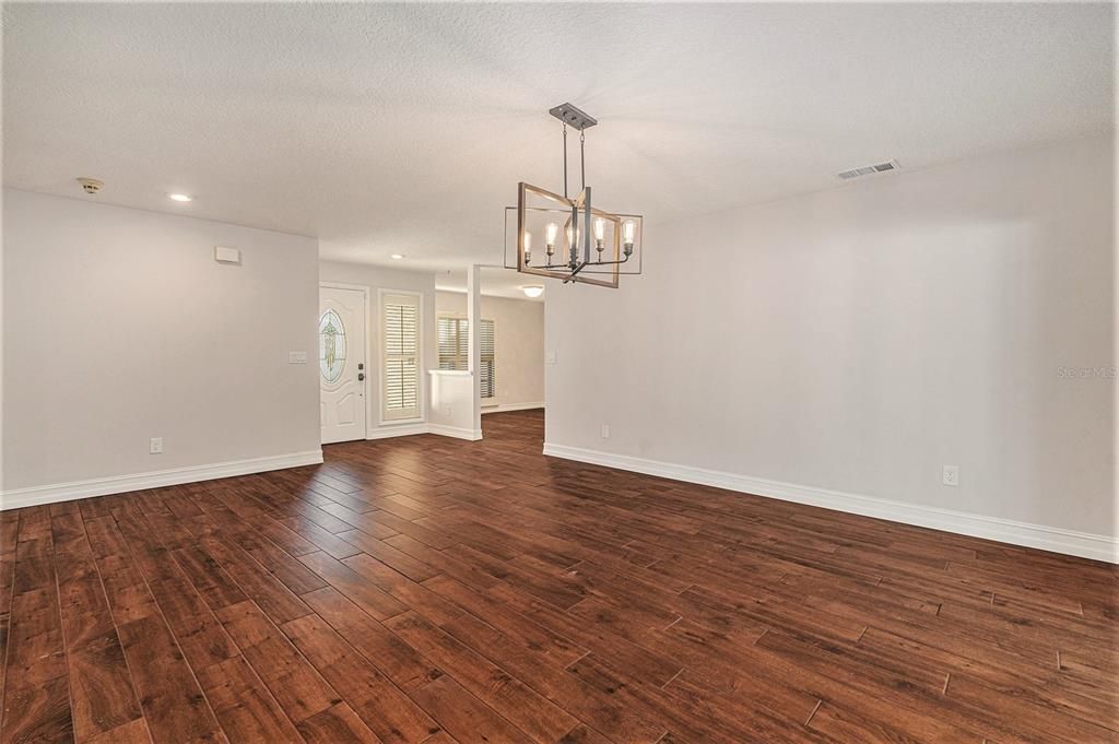 出租: $4,400 (4 贝兹, 2 浴室, 2406 平方英尺)