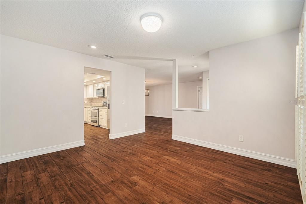 出租: $4,400 (4 贝兹, 2 浴室, 2406 平方英尺)