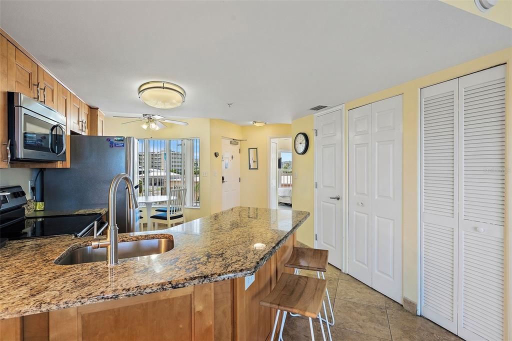 На продажу: $575,000 (2 спален, 2 ванн, 800 Квадратных фут)